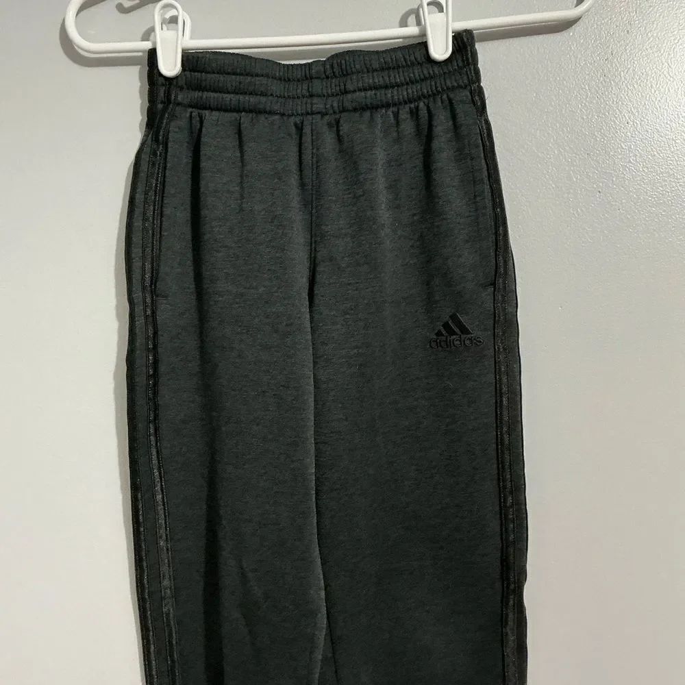 Adidas kids Gray Sweatpants Elastic Waistband Relaxed Fit A553 size S